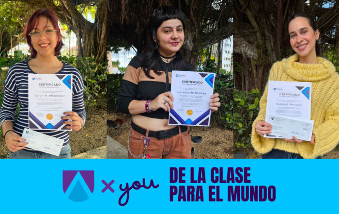 Imagen de tres personas sosteniendo certificados al aire libre, con árboles en el fondo. En la parte inferior aparece una franja azul con el logotipo de AU x You y el texto ‘De la clase para el mundo’.