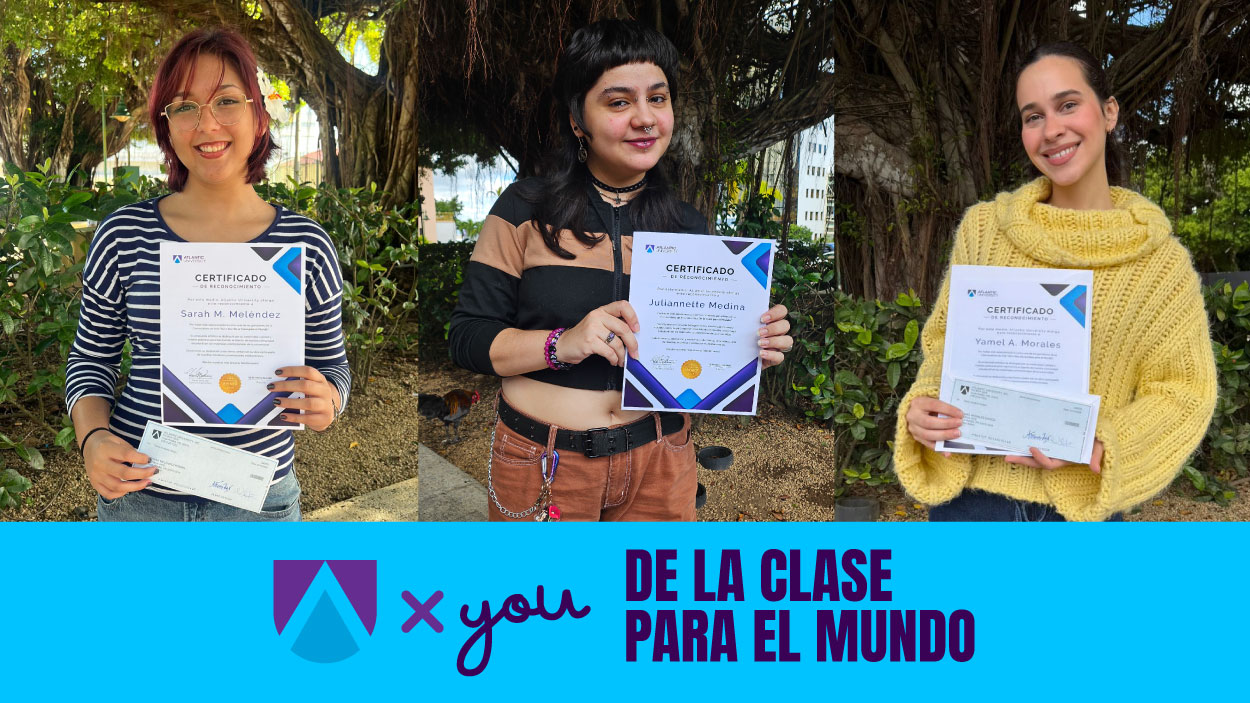 Imagen de tres personas sosteniendo certificados al aire libre, con árboles en el fondo. En la parte inferior aparece una franja azul con el logotipo de AU x You y el texto ‘De la clase para el mundo’.