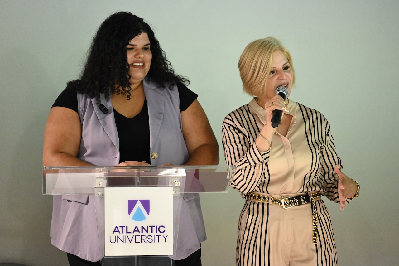 2026 03 Convestatorio Dia Mujer – DSC_6788 Amanda Velazquez Miró, moderadora y la Lcda. Alexandra Fernandez Navarro, presidenta de Atlantic University