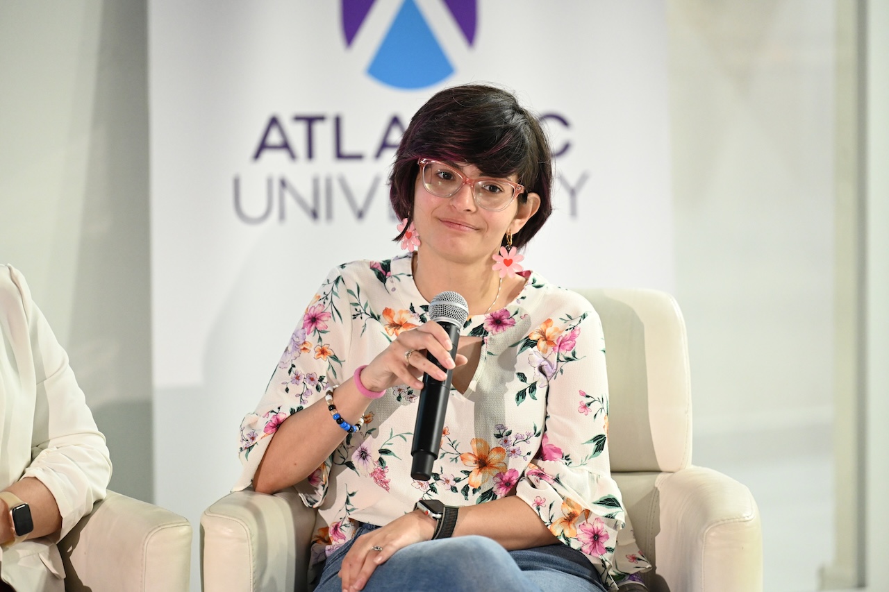 2026 03 Convestatorio Dia Mujer – DSC_6813 Paola Bibiloni, egresada de Atlantic University.