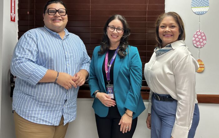Posan en una fotografia sonriendo Christopher Quiles, Marilyn Torres, Margarita Figueroa