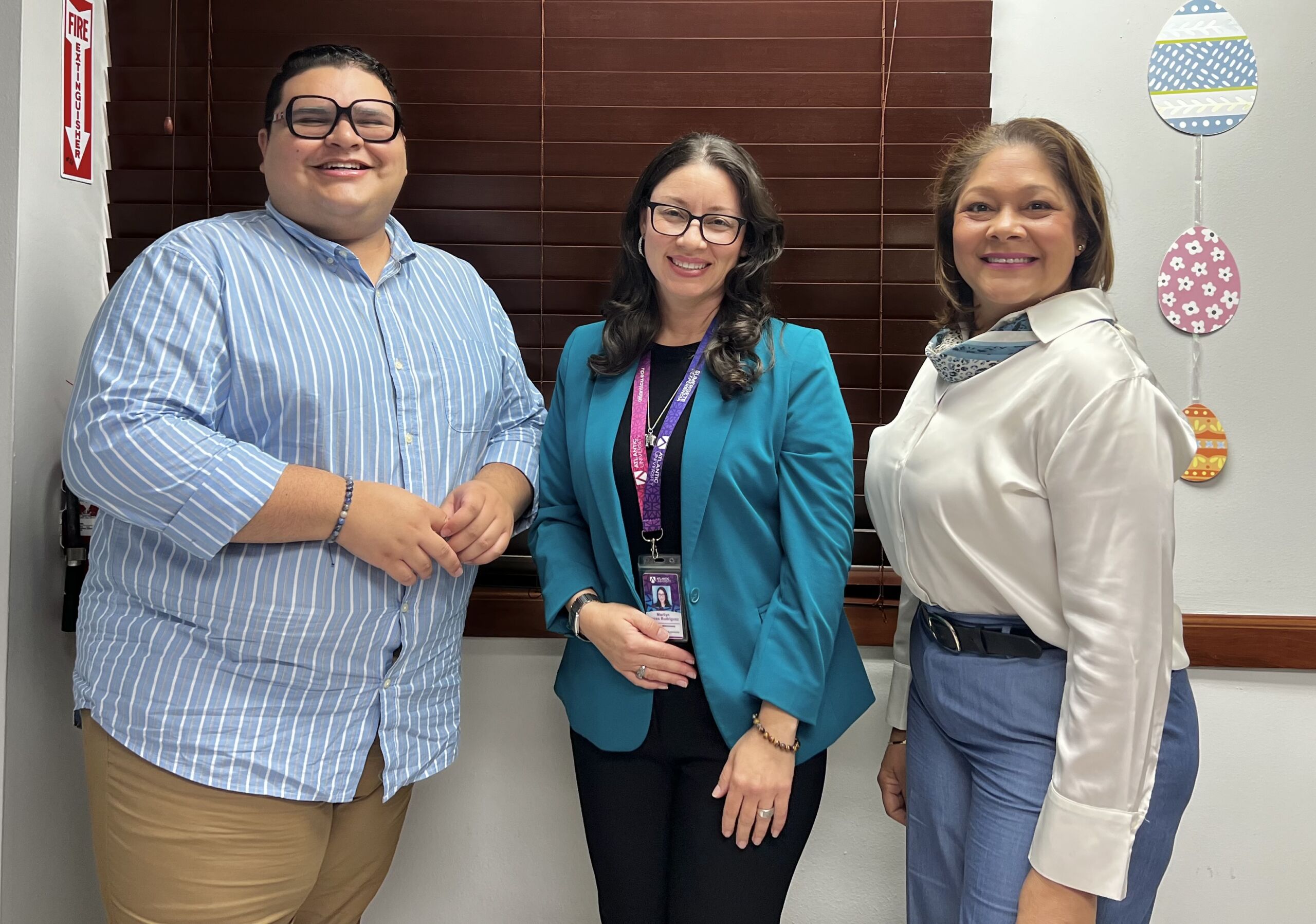 Posan en una fotografia sonriendo Christopher Quiles, Marilyn Torres, Margarita Figueroa