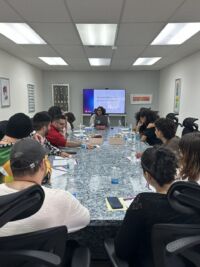 Alt text (ES): Estudiantes líderes de organizaciones estudiantiles reunidos alrededor de una mesa junto a la profesora Tamara D. Félix-Rodríguez durante una reunión de liderazgo en Atlantic University. Alt text (EN): Student organization leaders gathered around a table with Prof. Tamara D. Félix-Rodríguez during a leadership meeting at Atlantic University.