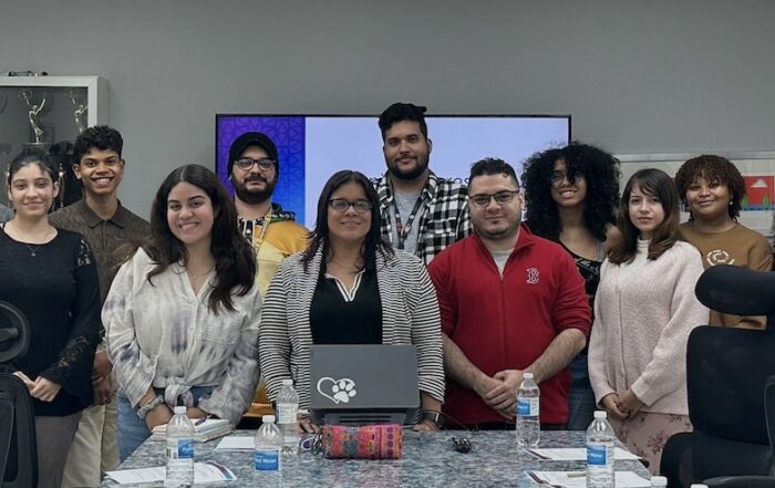 Alt text (ES): Grupo de líderes de organizaciones estudiantiles de Atlantic University junto a la profesora Tamara D. Félix-Rodríguez durante una reunión de seguimiento en el campus. Alt text (EN): Student organization leaders from Atlantic University posing with Prof. Tamara D. Félix-Rodríguez during a leadership meeting on campus.