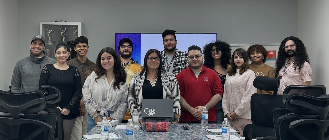 Alt text (ES): Grupo de líderes de organizaciones estudiantiles de Atlantic University junto a la profesora Tamara D. Félix-Rodríguez durante una reunión de seguimiento en el campus. Alt text (EN): Student organization leaders from Atlantic University posing with Prof. Tamara D. Félix-Rodríguez during a leadership meeting on campus.