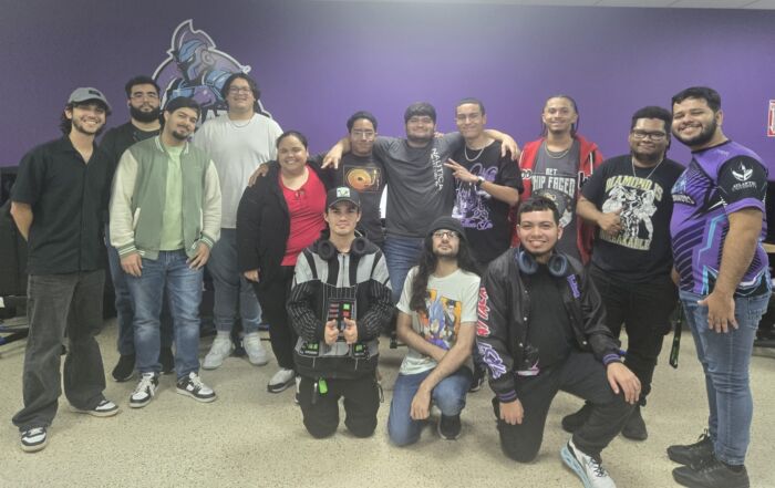 Los estudiantes del equipo de esports, Gladiators, posando para una foto juntos en le Esports Arena de AU.