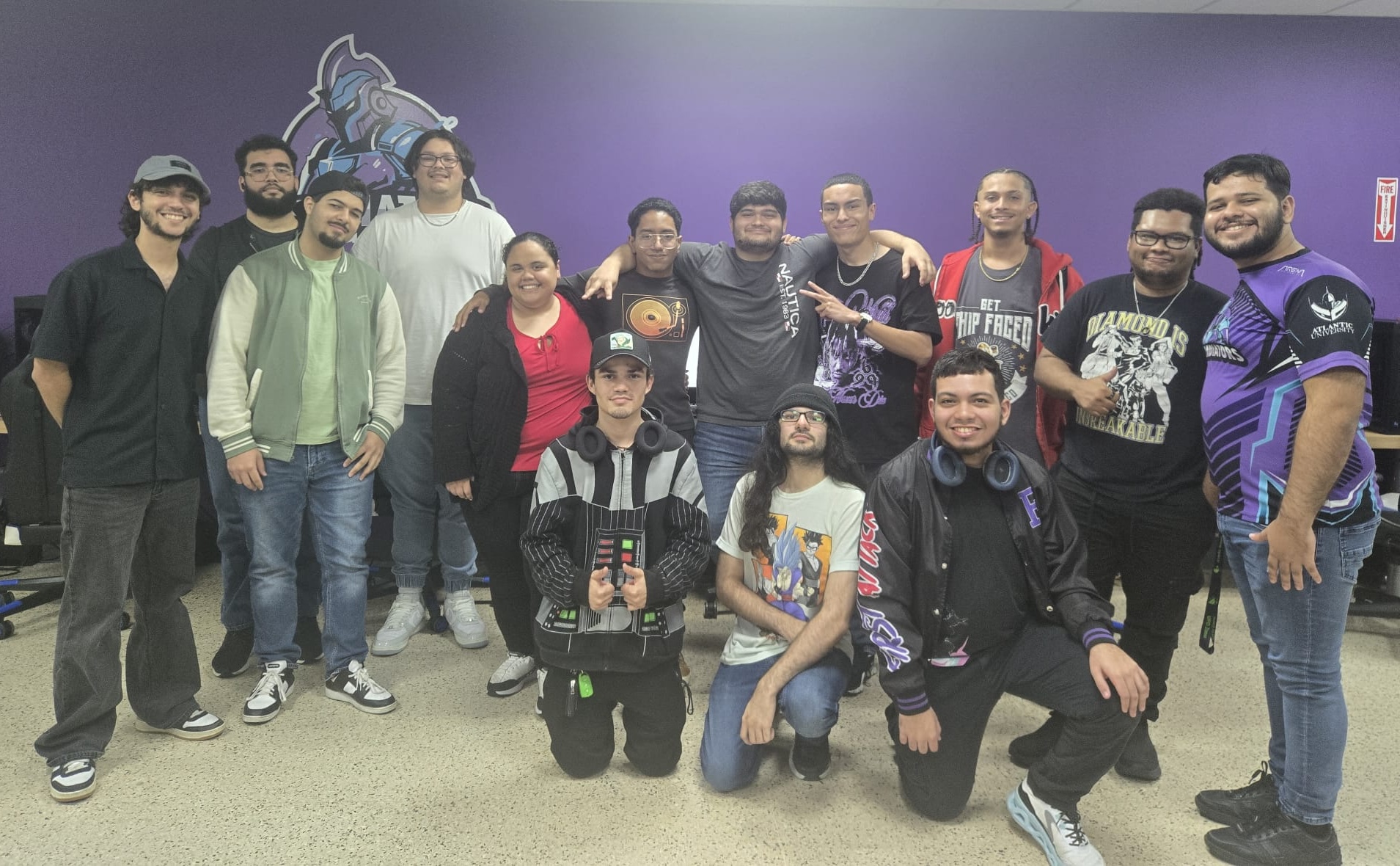 Los estudiantes del equipo de esports, Gladiators, posando para una foto juntos en le Esports Arena de AU.