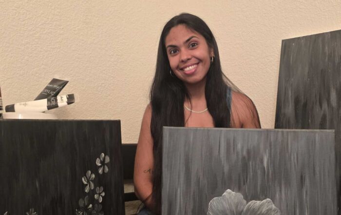 Sarah Aponte, egresada del Bachillerato en Diseño Gráfico Digital de Atlantic University, presenta sus obras de arte abstracto en blanco y negro mientras compite en The People’s Artist 2026, una competencia nacional de arte organizada por The Art of Elysium y Colossal.