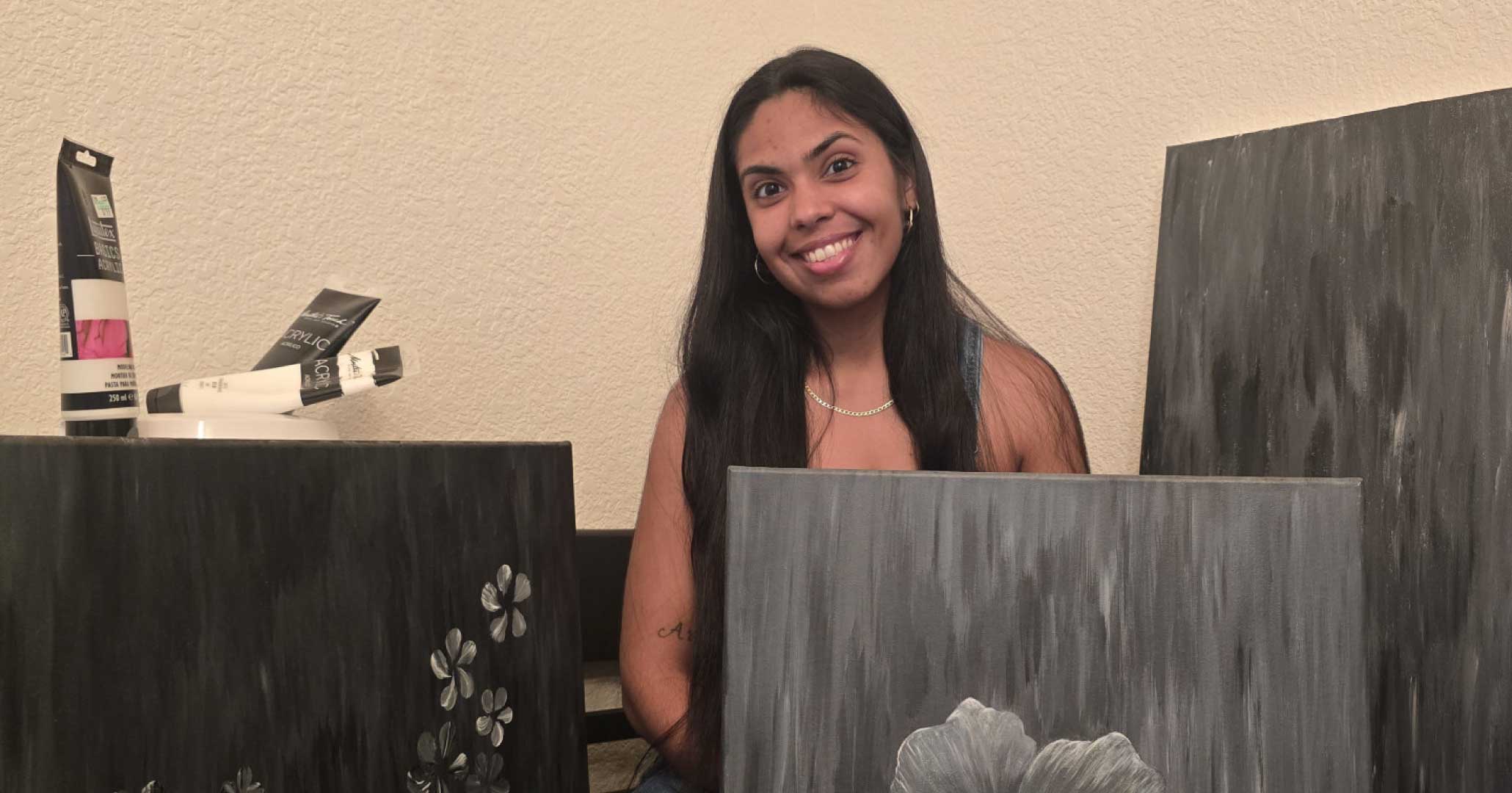 Sarah Aponte, egresada del Bachillerato en Diseño Gráfico Digital de Atlantic University, presenta sus obras de arte abstracto en blanco y negro mientras compite en The People’s Artist 2026, una competencia nacional de arte organizada por The Art of Elysium y Colossal.
